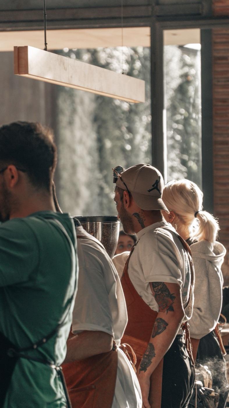 Equipe de restaurante trabalhando junto no balcão